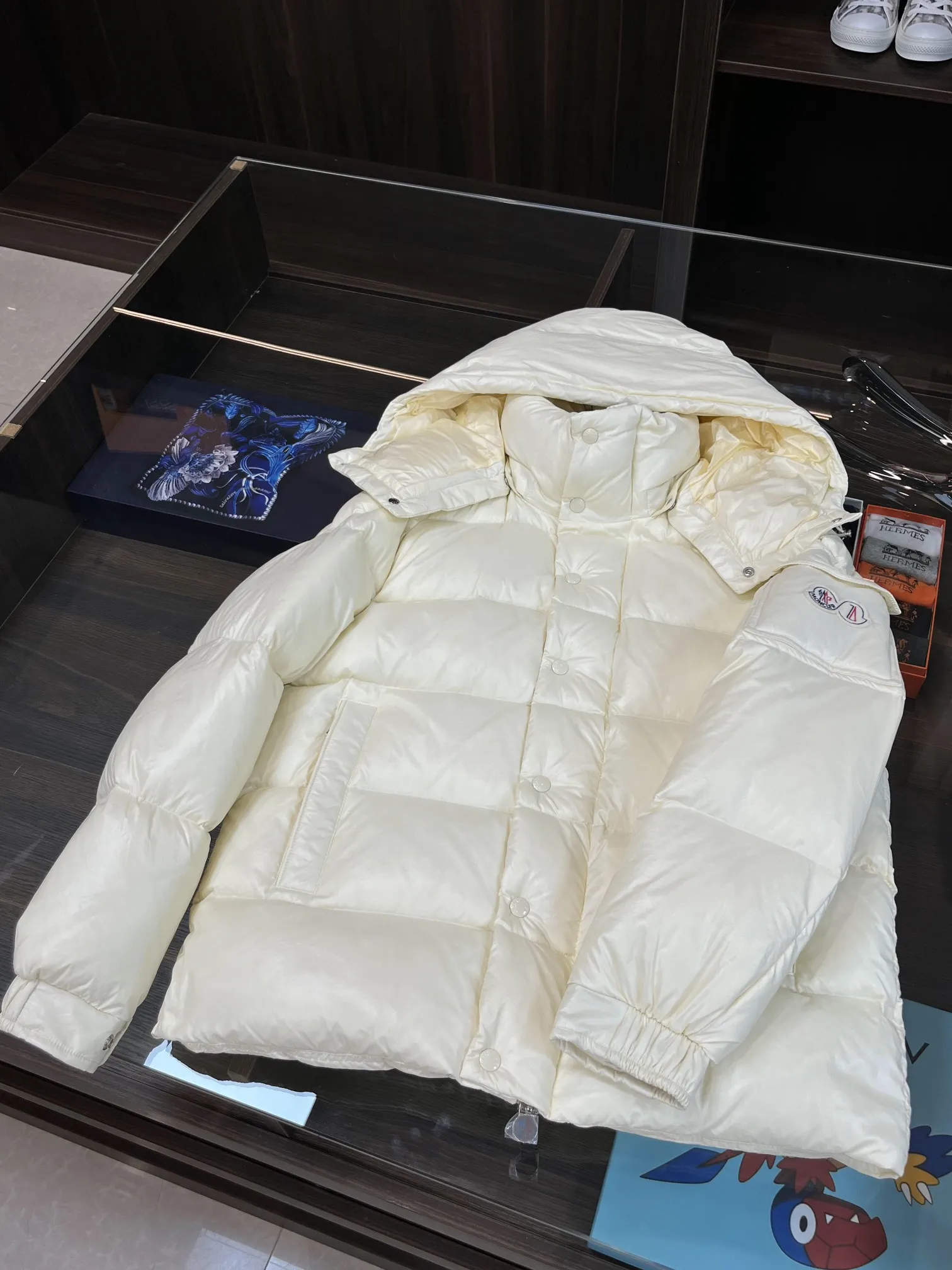 P390 Moncler/ 2026 70 、 。 DNA ， ， 。 Classic ， 、 。 Classic 70 。 Quality， 90 ，Premium Quality ， ，Black ！ Sizes M-3XL